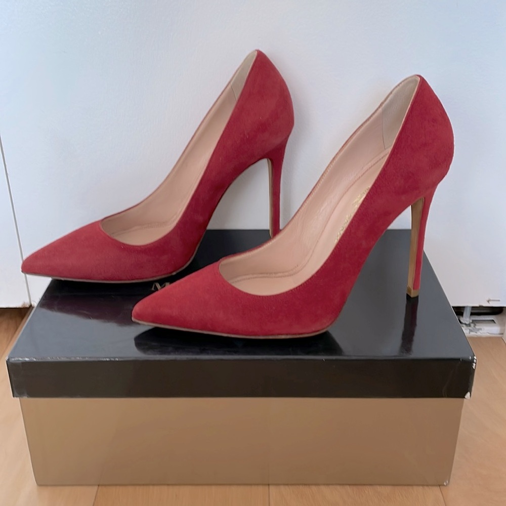 Red suede pumps Michele Lopriore